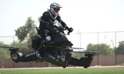 Otobanlar dar geldi; Dubai polisi uçan motosiklete binecek