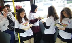 Kitaplarını alan lise öğrencileri metrobüse koştu