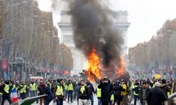 Paris'de olaylı cumartesi; caddelerde şiddet kol geziyor