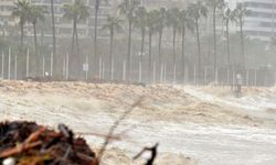 Doğu Akdeniz'de fırtına ve şiddetli yağış hayatı felç etti