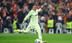 Muslera imza gününde taraftarla bir araya geldi