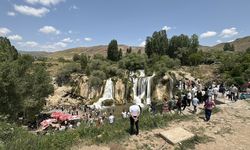 Van’daki Muradiye Şelalesi bayramda turist akınına uğradı