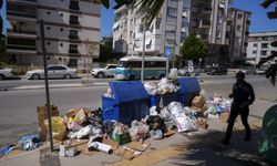 Buca'da Belediye işçileri işi durdurdu, çöp krizi yaşandı