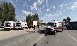 Ankara’da ambulans ve tır kavşakta çarpıştı