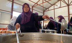 Elmalı’da imece geleneğiyle 3 bin kişilik aşure ikramı