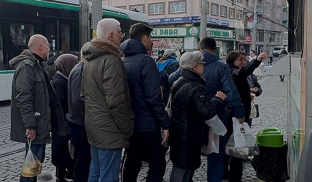 Kocaeli’de Lokma Dağıtarak İlginç Hisse Protestosu