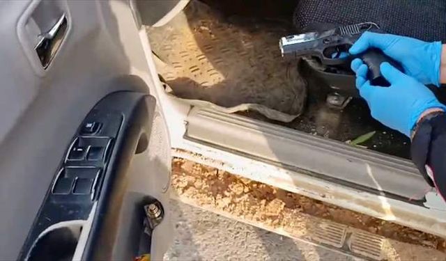 Mersin’de araçtan kalem görünümlü tabanca çıktı