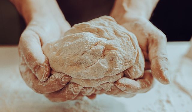 Ekşi mayalı ekmek evde yapıldığında sağlıklı bir süreç sunar