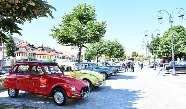 Kosova’da 100 yıllık otomobiller sergilendi