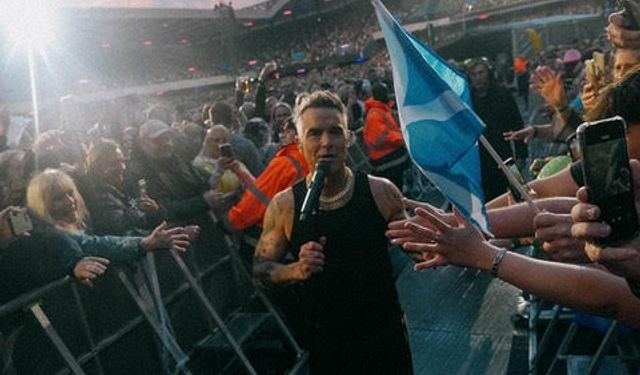 Robbie Williams ilk kez Türkiye’de sahneye çıkacak!
