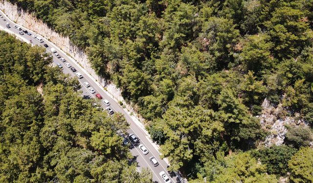 Akyaka'ya ulaşmak trafik nedeniyle saatler sürdü!