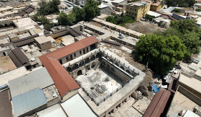 Depremde hasar gören Barutçu Hanı restore ediliyor