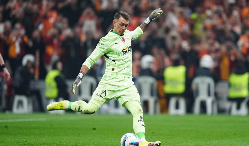 Muslera imza gününde taraftarla bir araya geldi