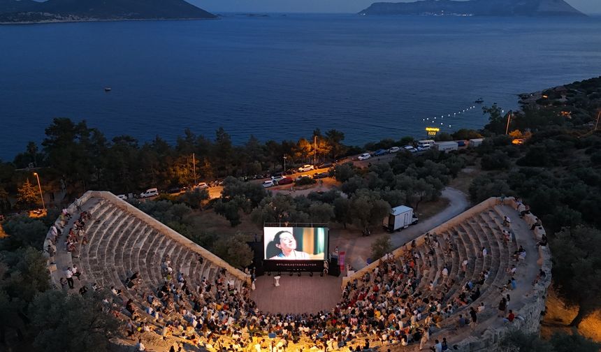 Kaş Film Festivali görkemli bir açılışla sinemaseverlerle buluştu
