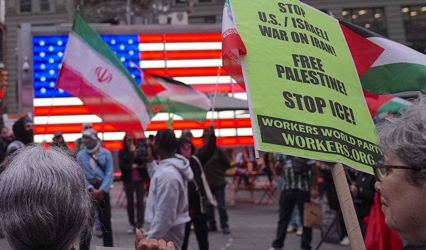 Times Meydanı’nda İran ve Filistin için protesto