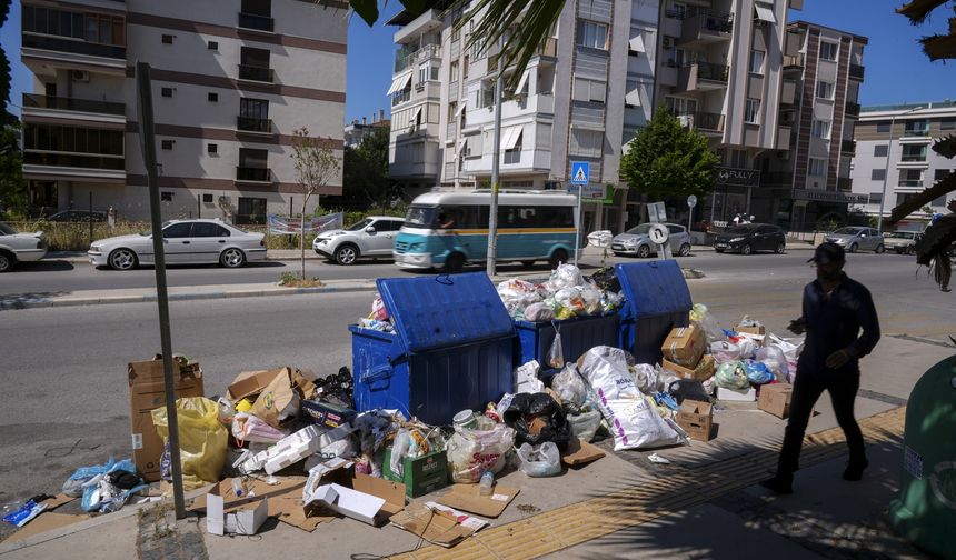 Buca'da Belediye işçileri işi durdurdu, çöp krizi yaşandı